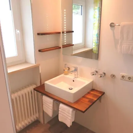 Weiss, Sandra Weiss * 福森