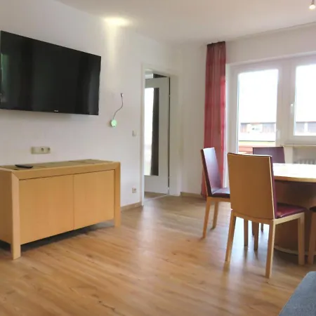 Weiss, Sandra Weiss * 福森