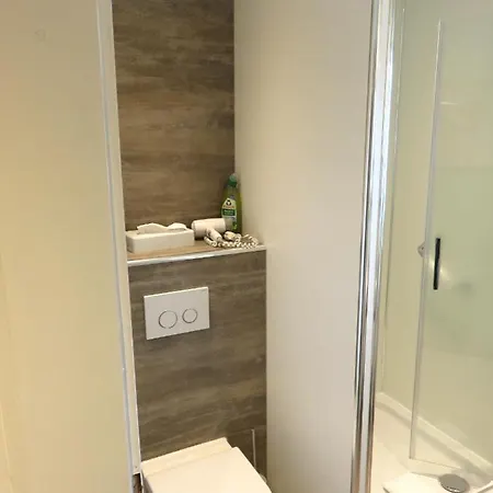 Weiss, Sandra Weiss * 福森