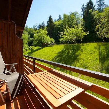 Weiss, Sandra Weiss *