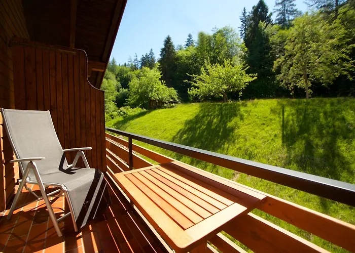 Weiss, Sandra Weiss *