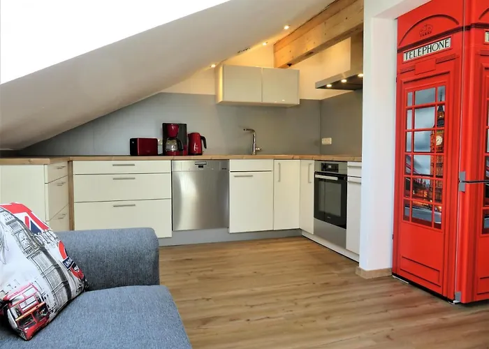 Weiss, Sandra Weiss *