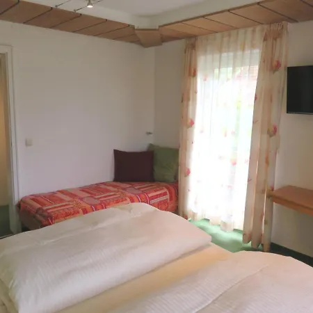 Weiss, Sandra Weiss *