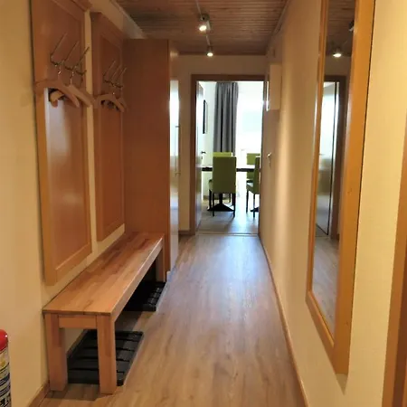 Weiss, Sandra Weiss *