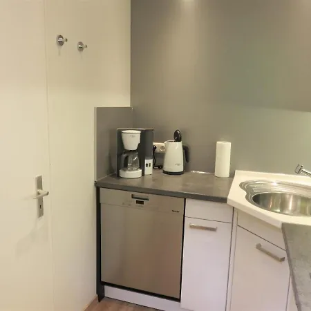 Weiss, Sandra Weiss *