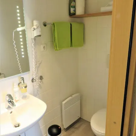 Weiss, Sandra Weiss *