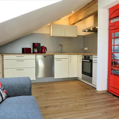 Weiss, Sandra Weiss *