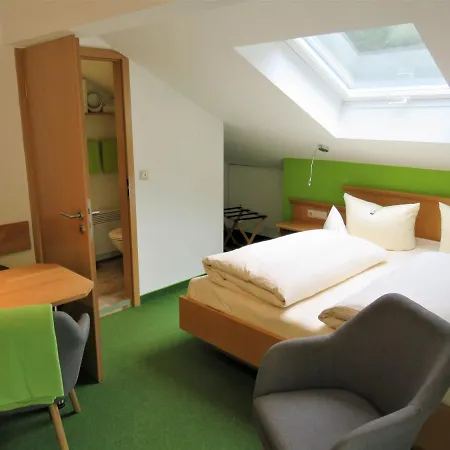 Weiss, Sandra Weiss *