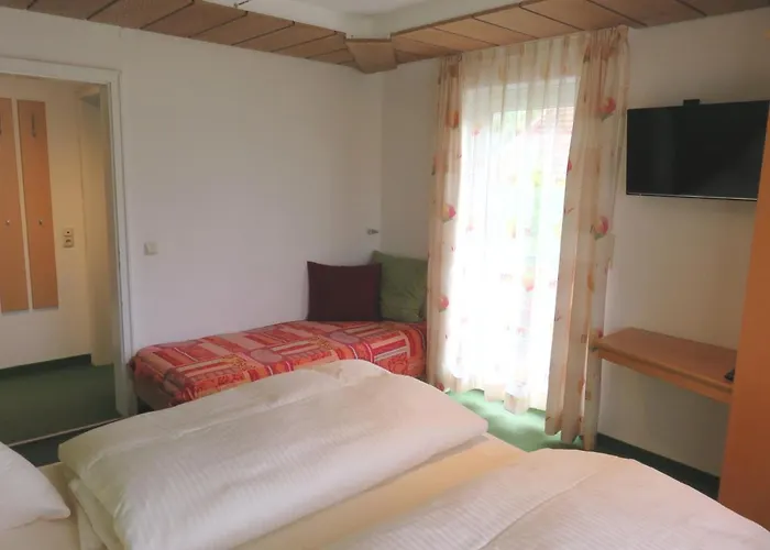 Weiss, Sandra Weiss *