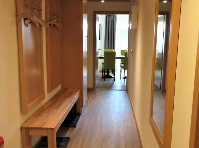 Weiss, Sandra Weiss *