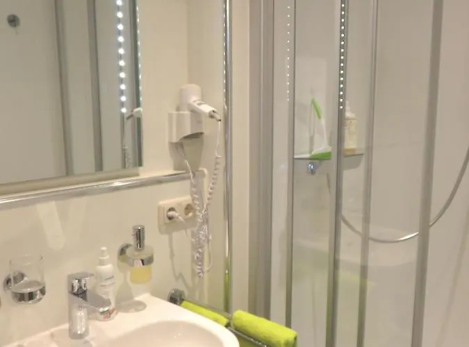 Weiss, Sandra Weiss Apartment *