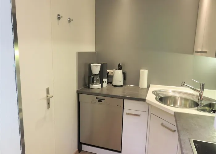 Weiss, Sandra Weiss *