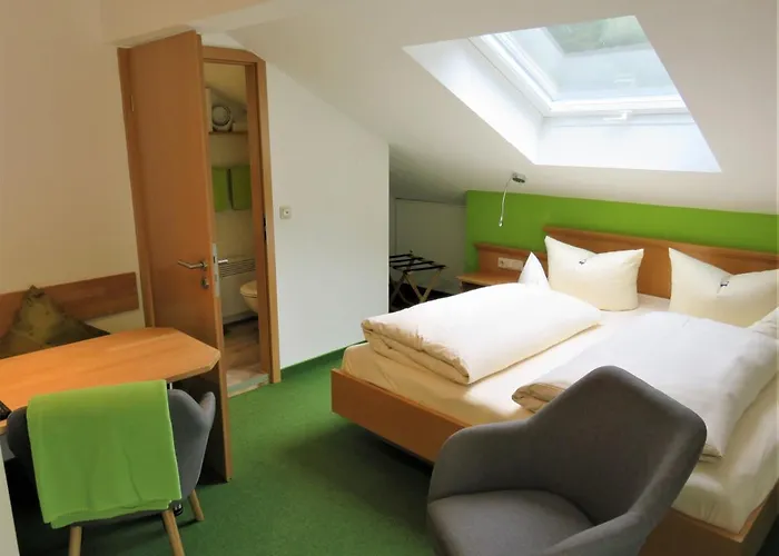 Weiss, Sandra Weiss *